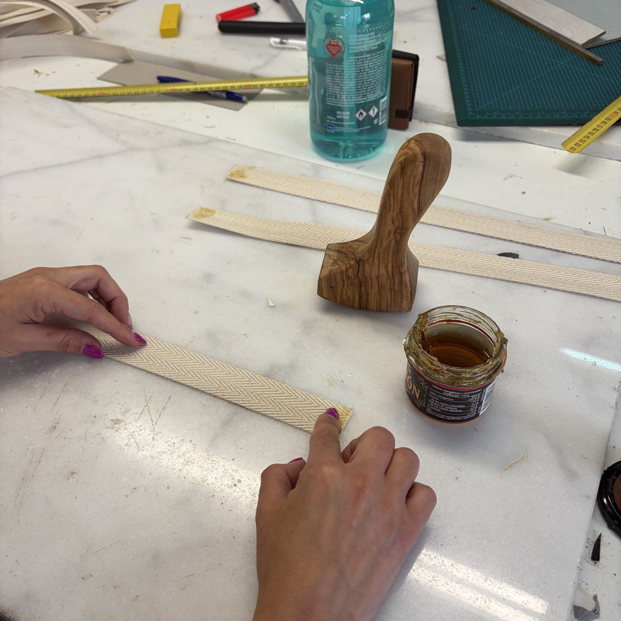 Artesanía manual en taller - VERUM